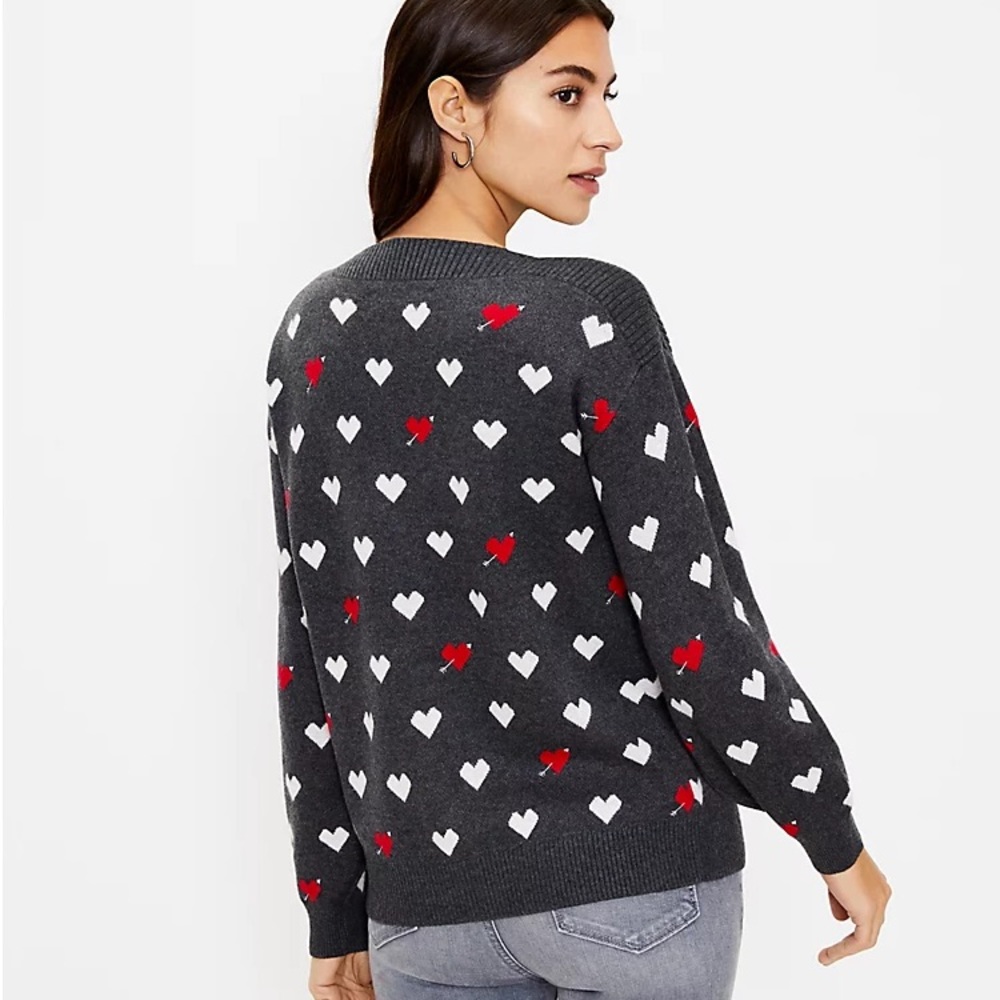 Cute grey heart and arrow sweater for Valentine’s Day